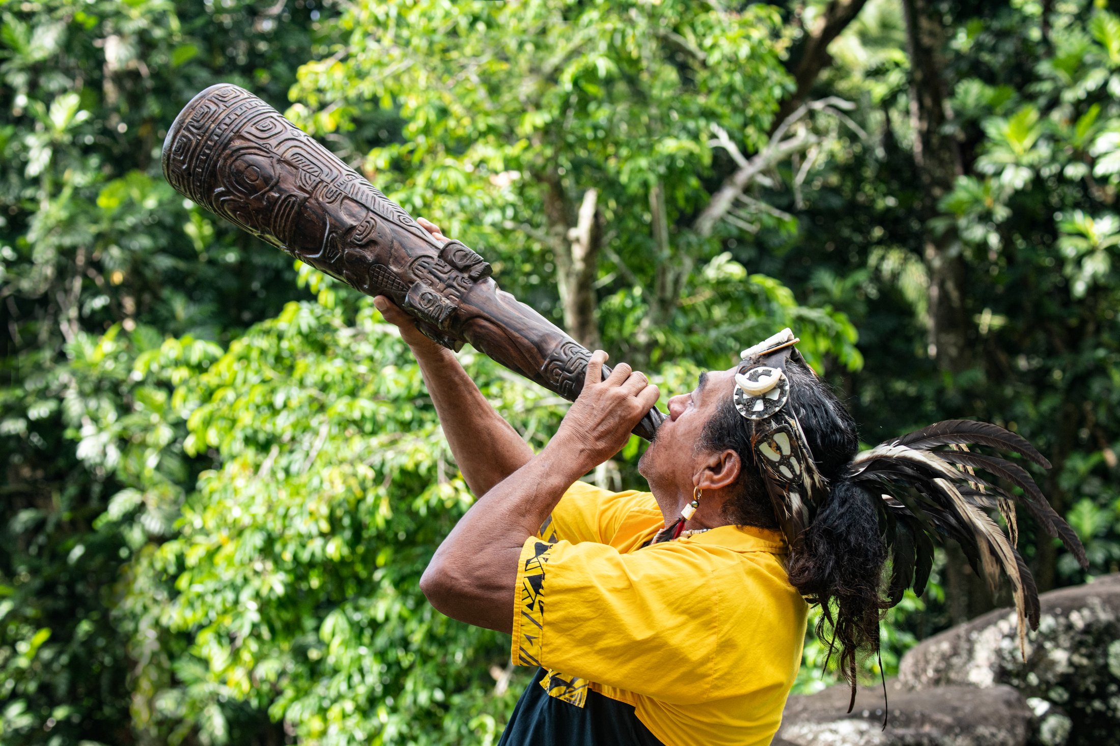 Musicien traditionnel marquisien à Hiva Oa