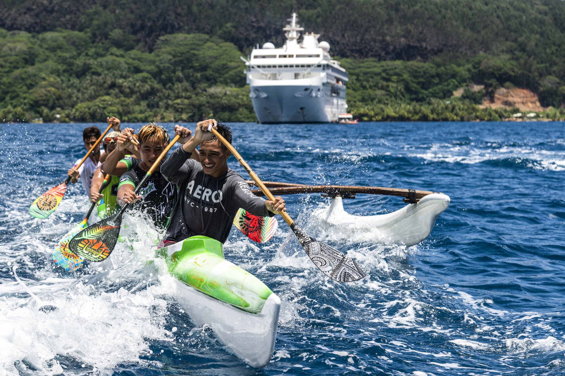 Paul Gauguin et pirogues traditionnelles à Huahine