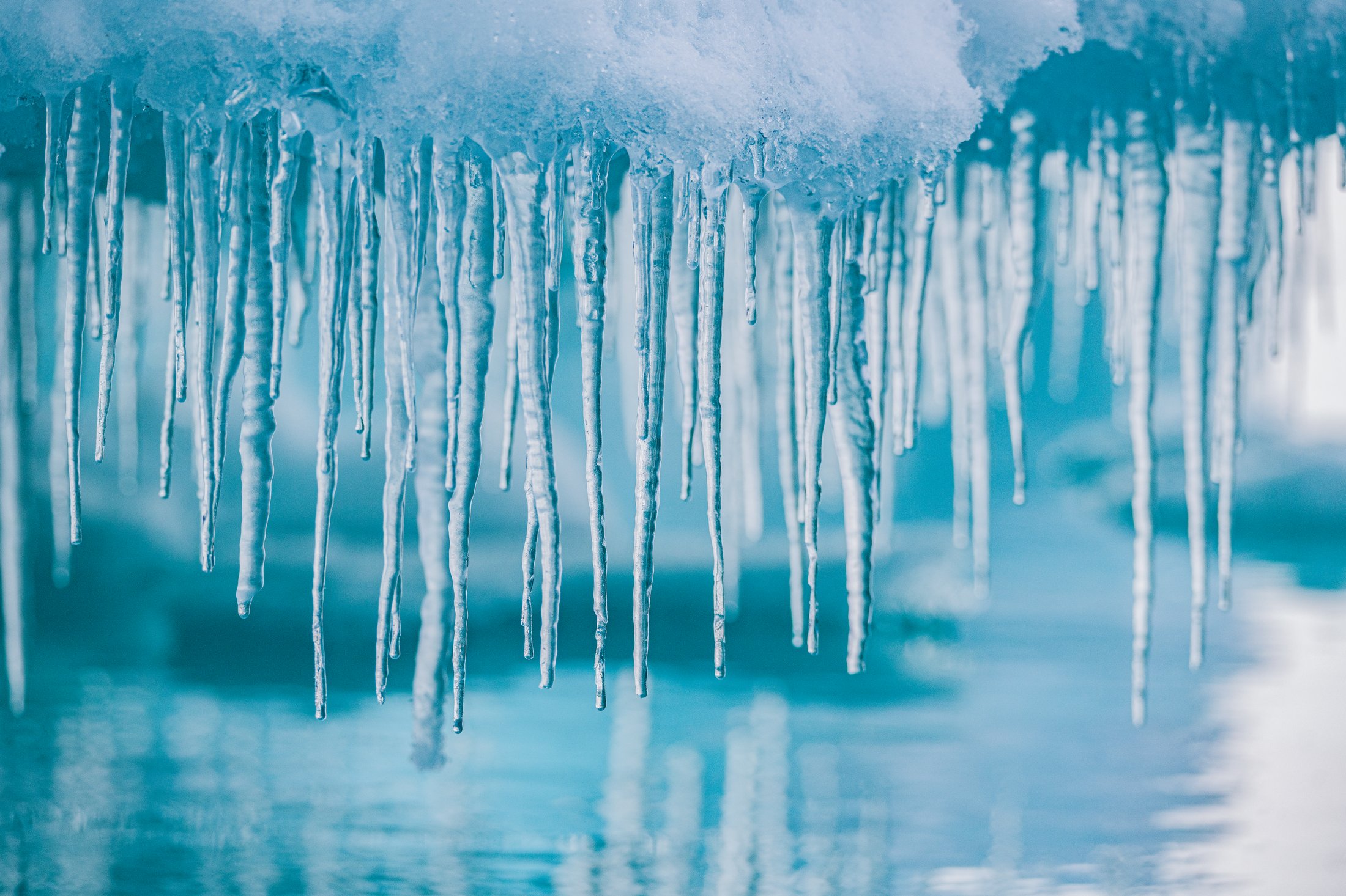 Stalactites de glace au Groenland Nord-Est